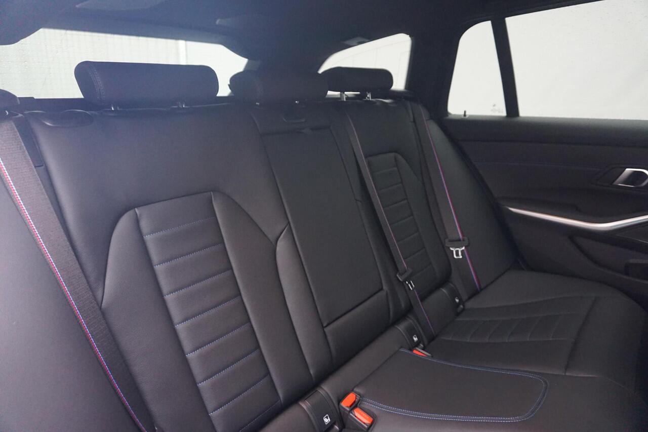 BMW 3-SERIE Touring 330e M Sportpakket Pro 19'' / Panoramadak / Harman Kardon / Driving Assistant Professional / Elektrisch verstelbare stoelen / Trekhaak