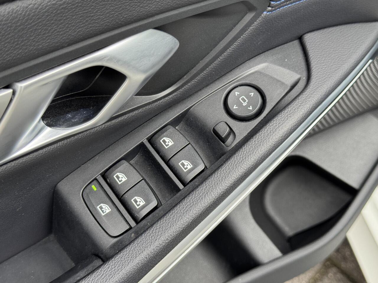 BMW 3-SERIE Sedan 320i High Executive M Sport Pakket Automaat / Live Cockpit Professional / Hifi / LED / 19 Inch / DAB / Shadow Line / Neerklapbare Achterbank / M Achterspoiler / Stoelverwarming