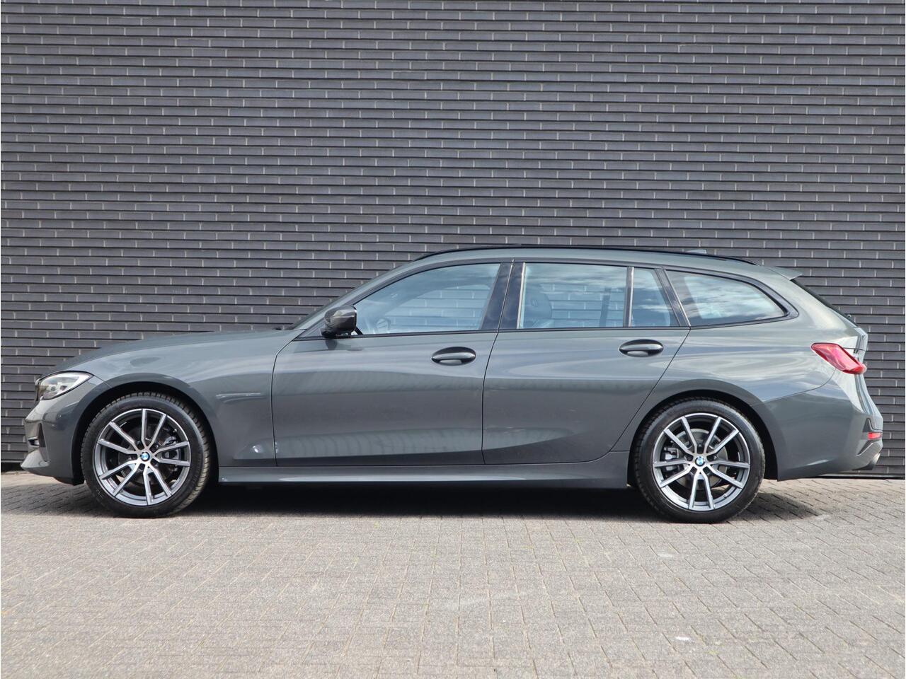 BMW 3-SERIE Touring Executive Sport Line Automaat / Live Cockpit Professional / Trekhaak / Panoramadak / Apple CarPlay / 18 Inch / Hifi / LED / Shadow Line
