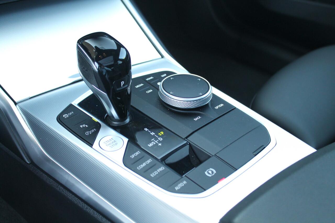 BMW 3-SERIE Touring 320i Executive M Sport Automaat / Panoramadak / Achteruitrijcamera / LED / Parking Assistant / M Sportonderstel / Live Cockpit Professional