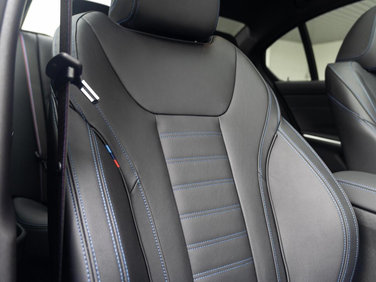 BMW 3-SERIE Sedan 330e | M Sportpakket Pro | Verwarmd Stuurwiel | Comfort Access | Achteruitrijcamera | Schuif-/kanteldak | Stoelverwarming | Harman Kardon | Trekhaak