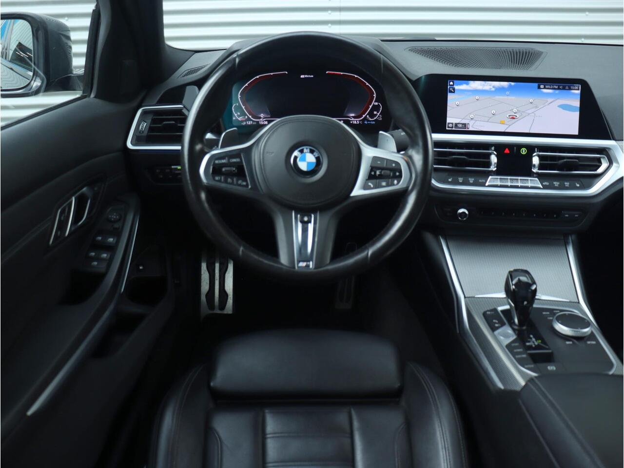 BMW 3-SERIE Sedan 330e | High Executive | M Sportpakket | Elektr. Stoelen | Comfort Access | Verwarmd Stuurwiel | Getint Glas | 19'' LMV