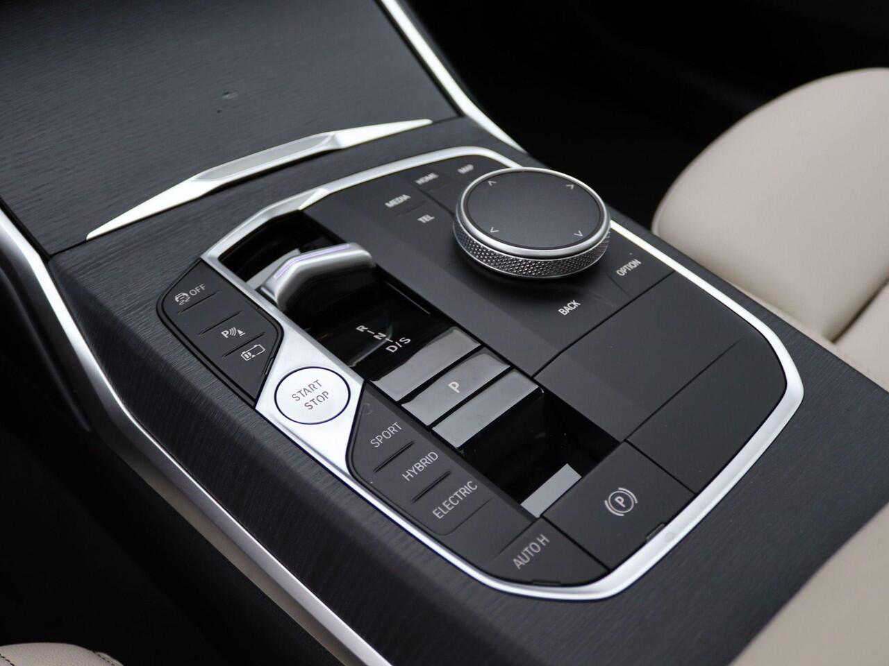 BMW 3-SERIE Touring 330e M Sportpakket Pro | Comfort Pack | Stuurwielrand Verwarmd | Trekhaak | Panoramadak | Driving Assistant | Active Cruise Control | Harman Kardon | 19'' | Ekris Selection