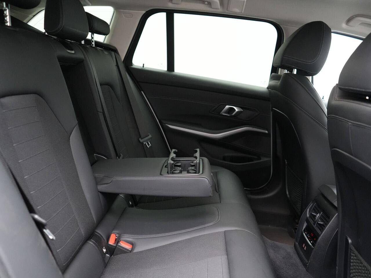 BMW 3-SERIE Touring 330e Plug In Hybrid 293pk Dealer O.H PHEV | Cruise Control | Apple Carplay | Lederen Sportstoelen Verwarmd | Navigatie | Virtual | DAB |