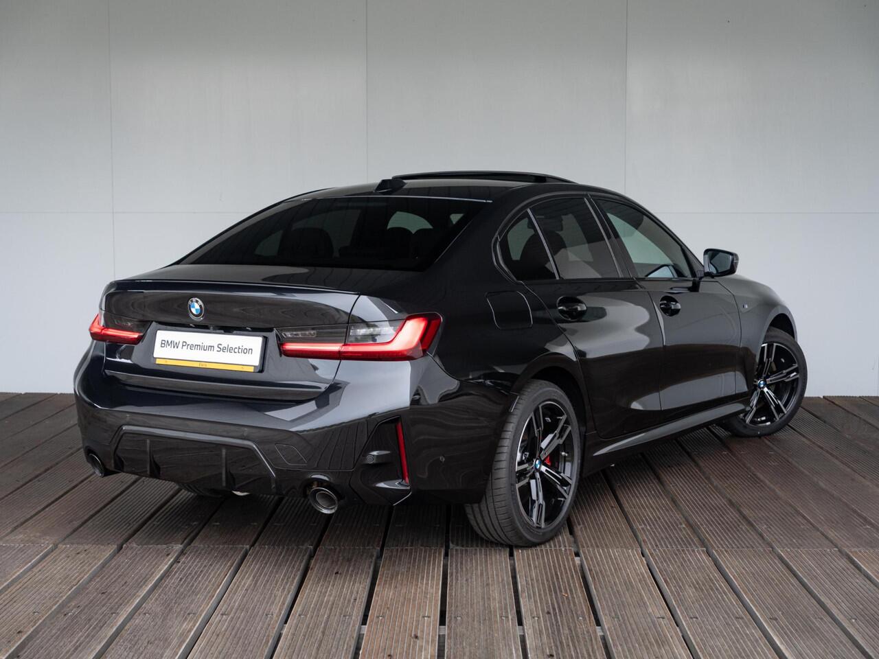 BMW 3-SERIE Sedan 330e | M Sportpakket Pro | Innovation Pack | Verwarmd Stuurwiel | Comfort Access | Schuif-/kanteldak | Trekhaak