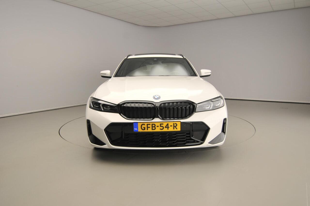 BMW 3-SERIE Touring 330e | M-Sportpakket | LED | Leder | HUD | Schuifdak | Elektr. zetels | Keyles go | DAB | Hifi speakers | Alu 19 inch