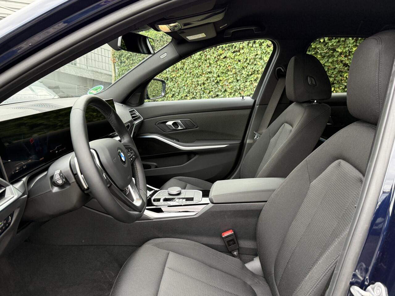 BMW 3-SERIE Touring 318i | Driving Ass. | Widescreen | Trekhaak | Stoel + Stuurverw. | Camera | M hemel Anthrazit