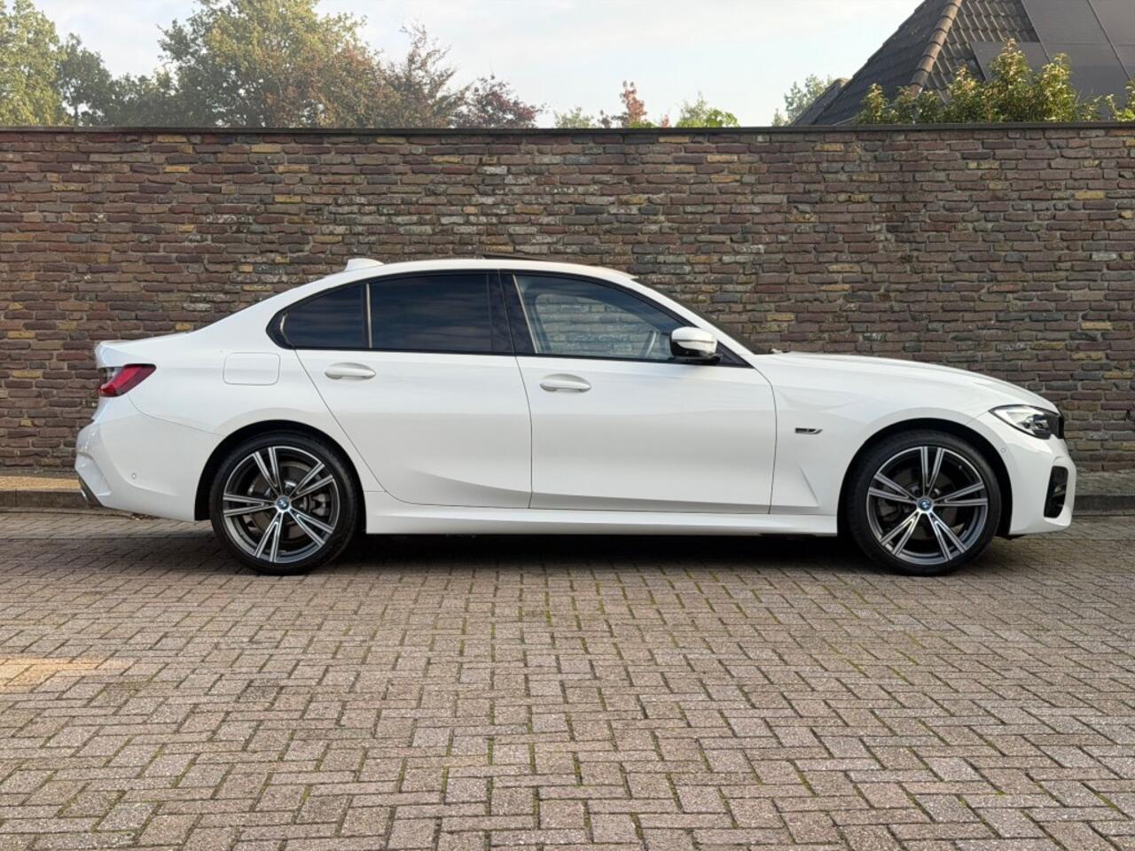 BMW 3-SERIE 320E M-Sport Panodak 19 Inch Keyless