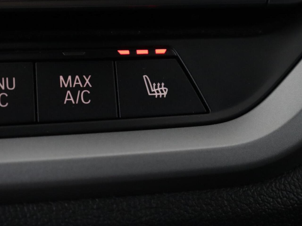 BMW 3-SERIE 330e eDrive Edition | Leder | Stoelverwarming | Carplay | Live Cockpit | Navigatie | Parkeerhulp | Cruise control