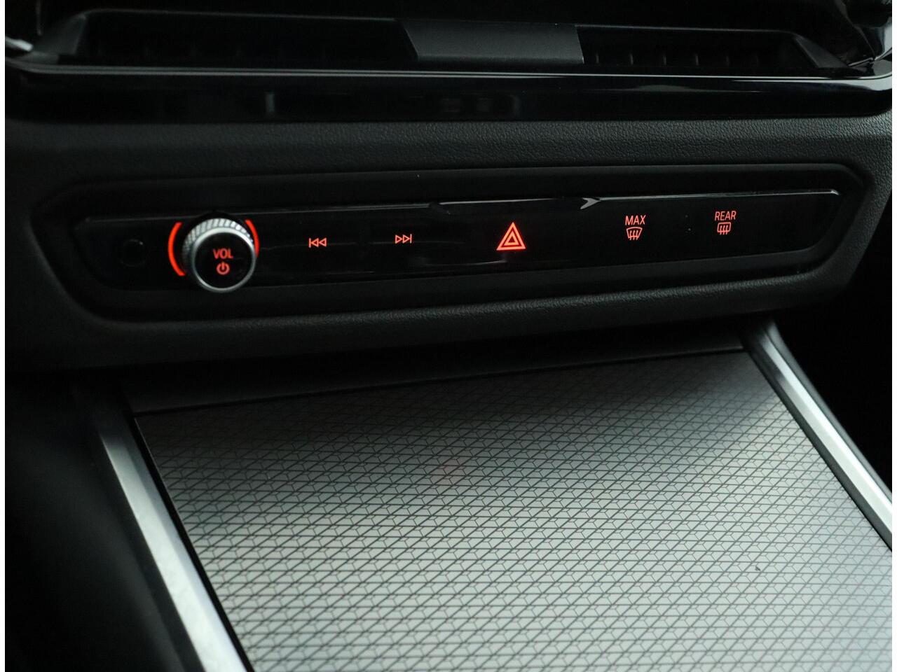 BMW 3-SERIE Touring 318i | M Sportpakket | Comfort Pack | Trekhaak | Verwarmde Voorstoelen | Achteruitrijcamera | Glazen Panoramadak |