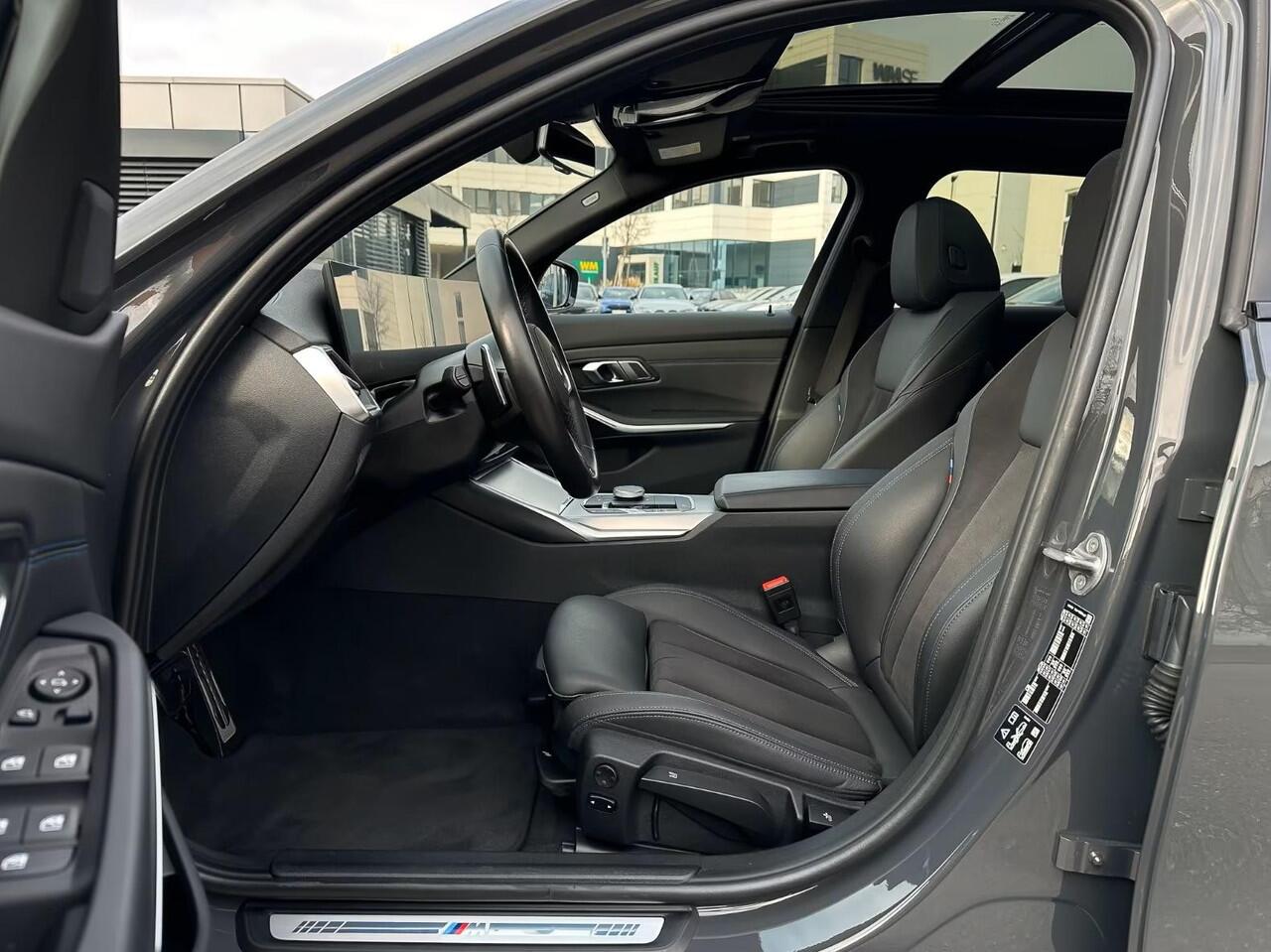 BMW 3-SERIE Touring 320d xDrive M-SPORT ** LED, NAVI+, PANORAMA, HuD, TREKH, 19-inch LMV, DRAVIT GRAU ** 1e EIG - UNFALLFREI ** ** INFORMEER OOK NAAR ONZE AANTREKKELIJKE FINANCIAL-LEASE TARIEVEN **