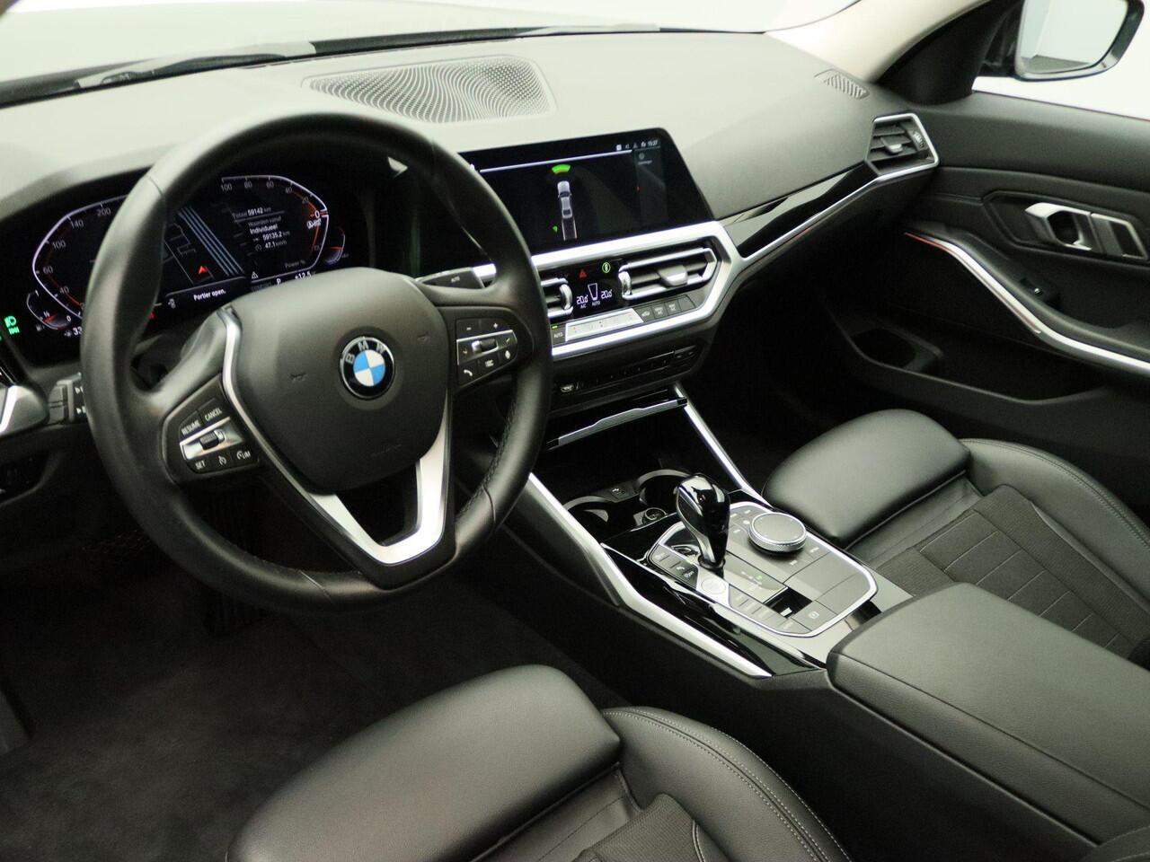 BMW 3-SERIE Sedan 318i Executive | Model Sportline | Sportstoelen | Extra Getint Glas Achter | LED Koplampen | 17''