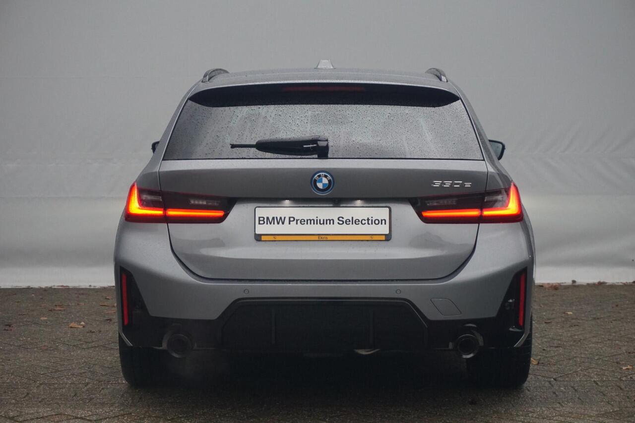 BMW 3-SERIE Touring 330e M Sportpakket Pro 19'' / Panoramadak / Harman Kardon / Driving Assistant Professional / Elektrisch verstelbare stoelen / Trekhaak