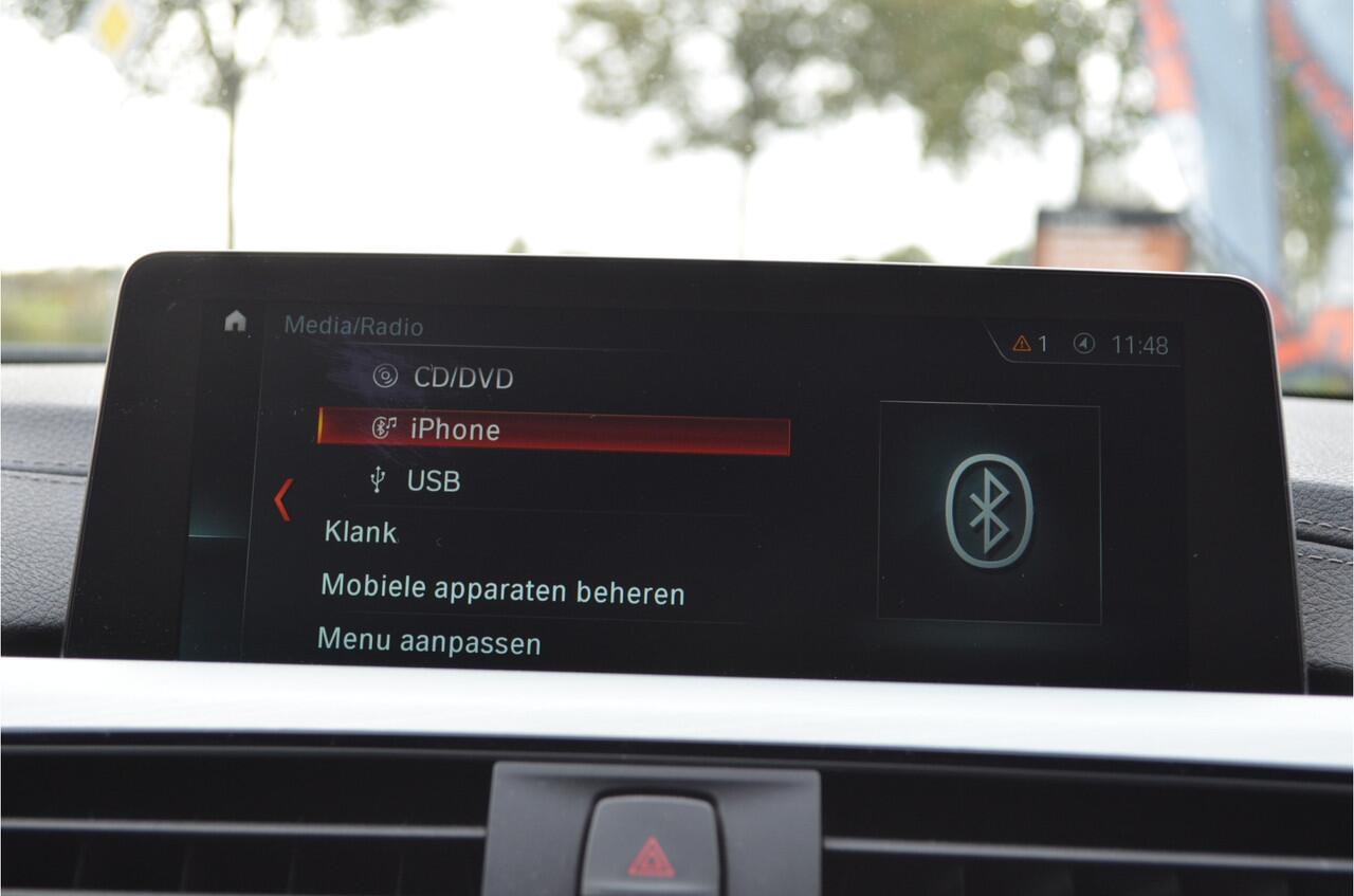 BMW 3-SERIE Touring 318i M Pakket Vol Leer St.verw. Elek. Achterklep Zwarte Raamlijsten Led Koplamp.