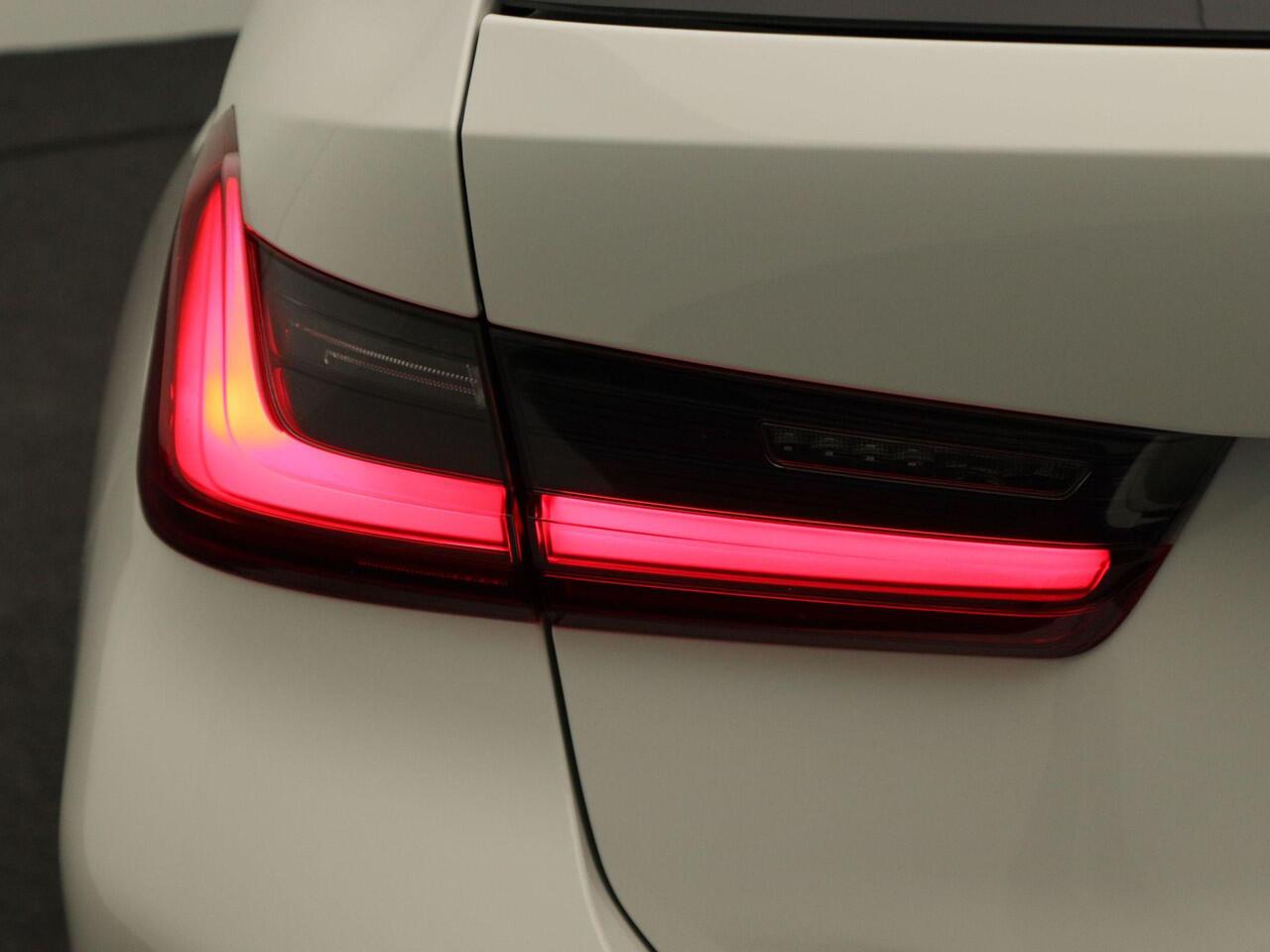 BMW 3-SERIE Touring 330i M Sportpakket Pro | Panoramadak | HIFI | Curved Display | 19"