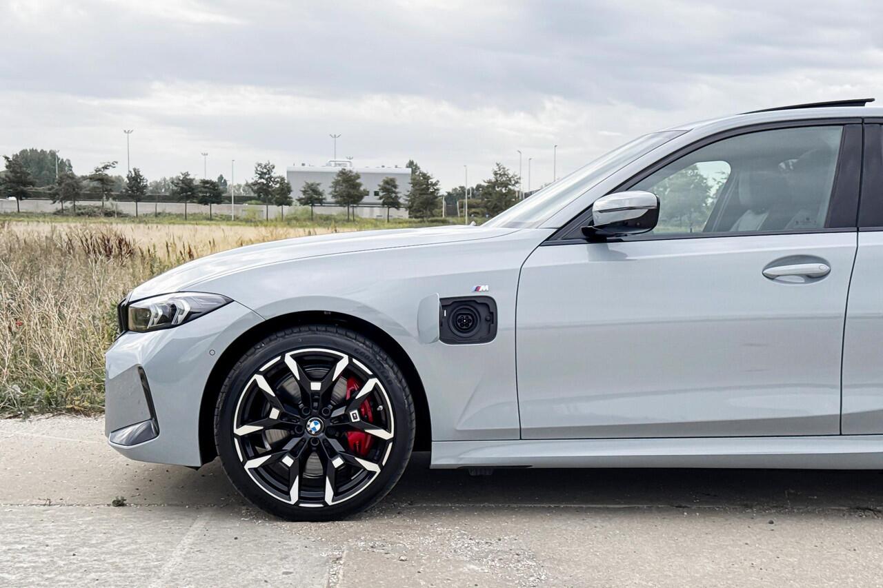 BMW 3-SERIE Sedan 330e | M Sport | Glazen Panoramadak | Harman Kardon | Head-up Display | Trekhaak |