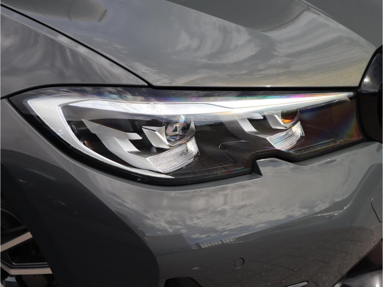 BMW 3-SERIE Touring Executive Sport Line Automaat / Live Cockpit Professional / Trekhaak / Panoramadak / Apple CarPlay / 18 Inch / Hifi / LED / Shadow Line