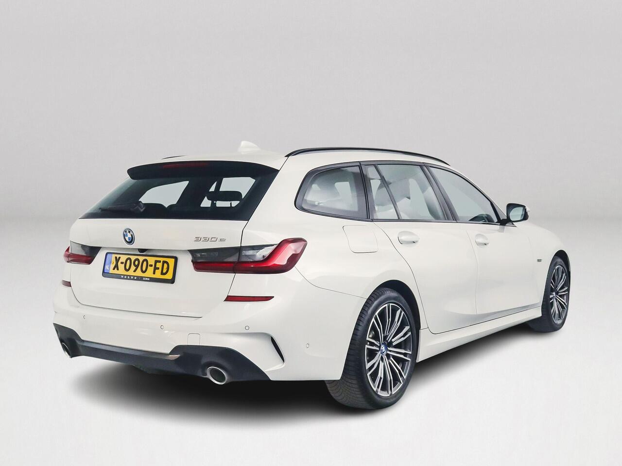 BMW 3-SERIE Touring 330e Business Edition Plus | Panoramadak | 360° camera | Stoel- en Stuurverwarming | Harman Kardon | Head-up Display
