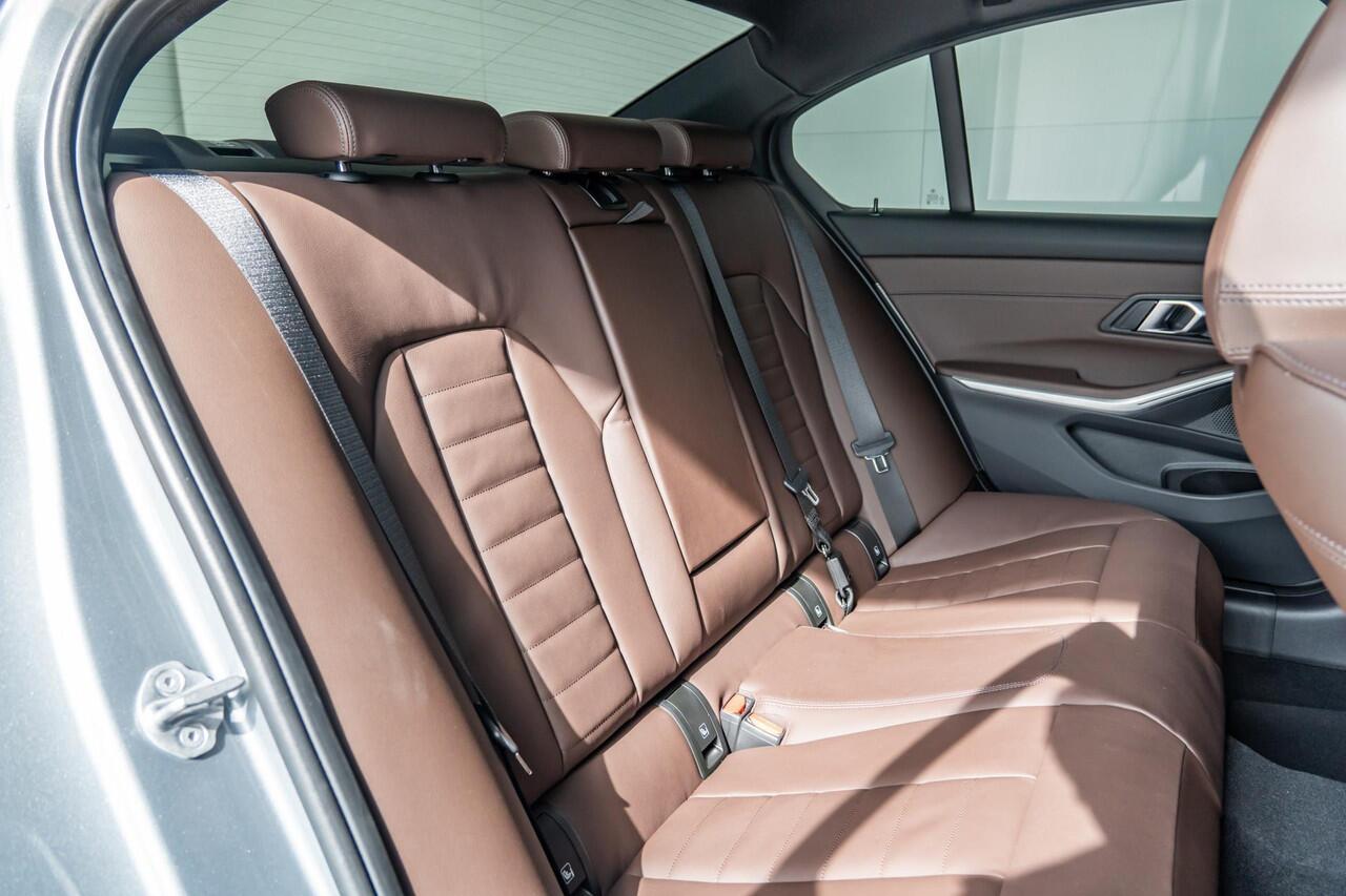 BMW 3-SERIE Sedan 320i M Sportpakket / HiFi systeem / Draadloos oplaadstation / Active Cruise Controle /