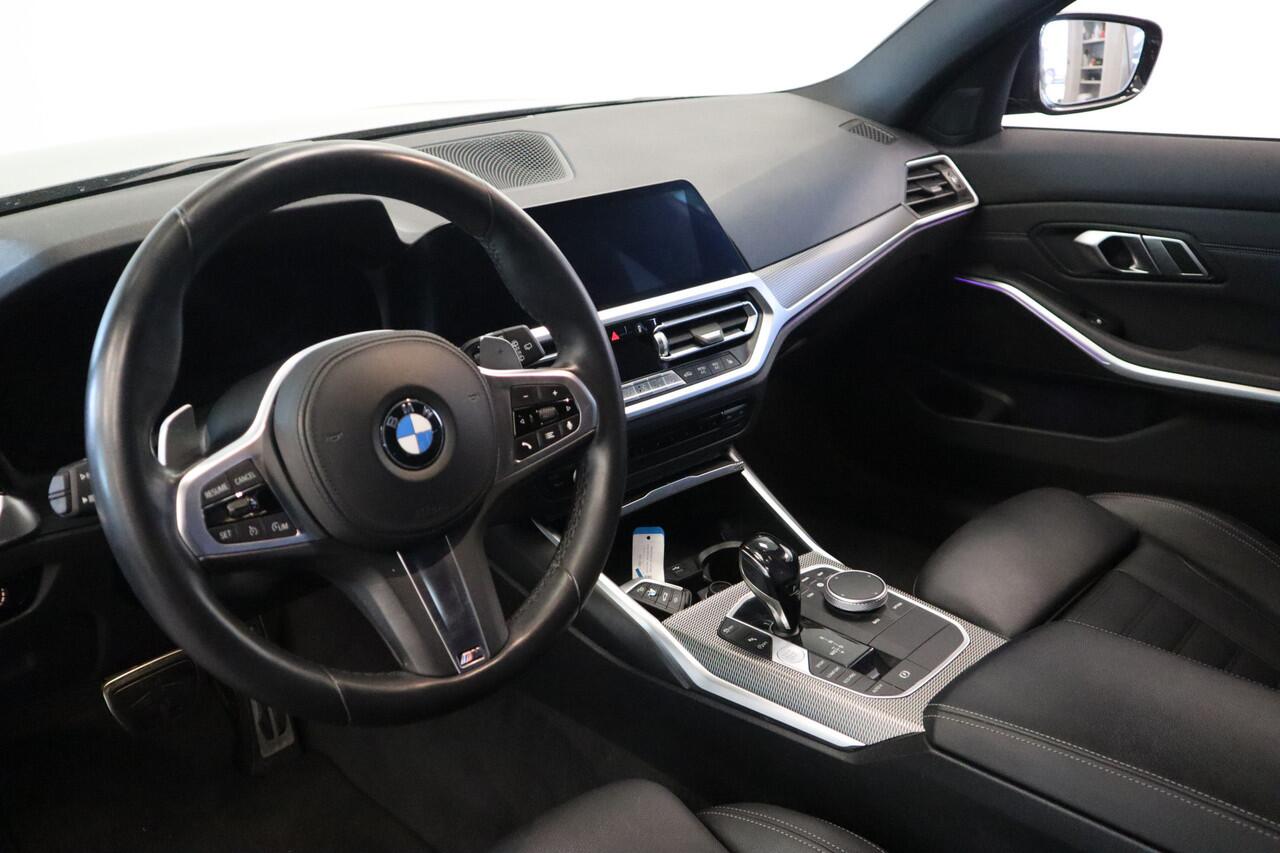 BMW 3-SERIE Touring 320i High Executive Edition Navigatie Full-led CruiseControl Stoelverwarming Sfeerverlichting 24 maanden garantie mogelijk (*vraag naar de voorwaarden)
