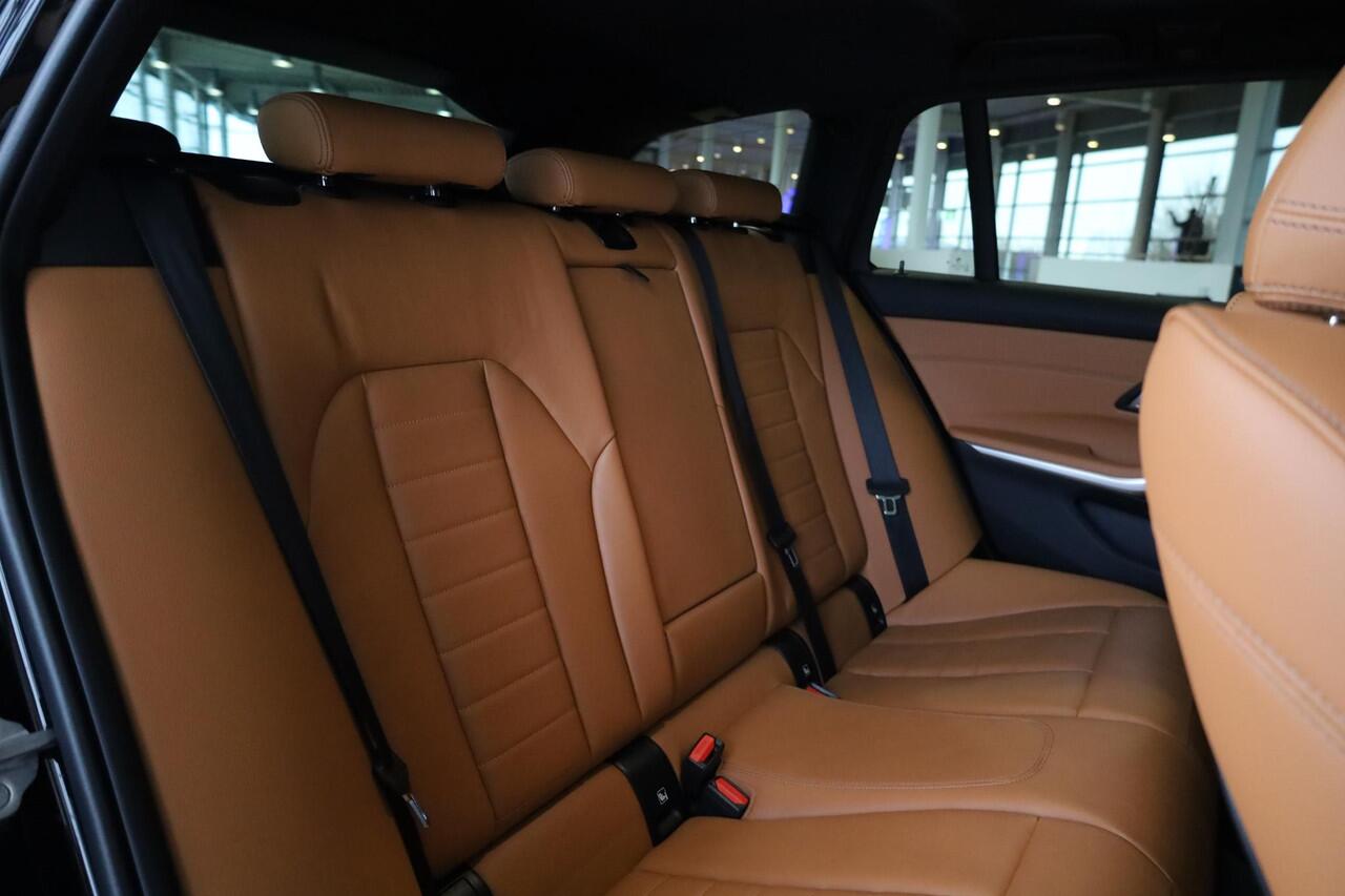 BMW 3-SERIE Touring 318i High Executive | M Sport | Elektrische Trekhaak | Glazen panoramadak | Achteruitrijcamera | HiFi | Shadowline