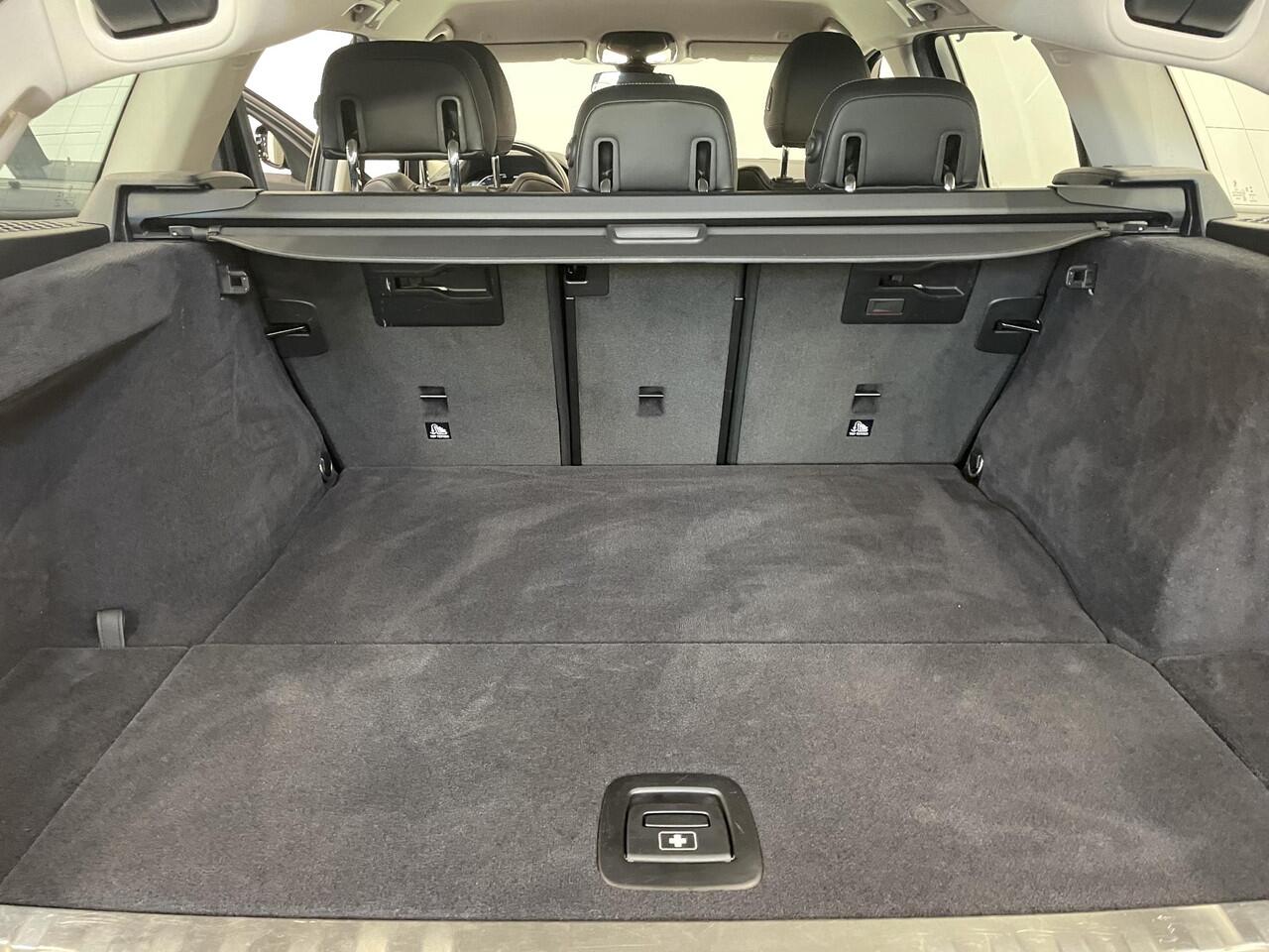 BMW 3-SERIE Touring 330e Touring SportLine PHEV 292 PK AUT Navi Carplay Camera Achter PDC V+A Winterpack Sport Stoelen Active Protection Ambiance Licht