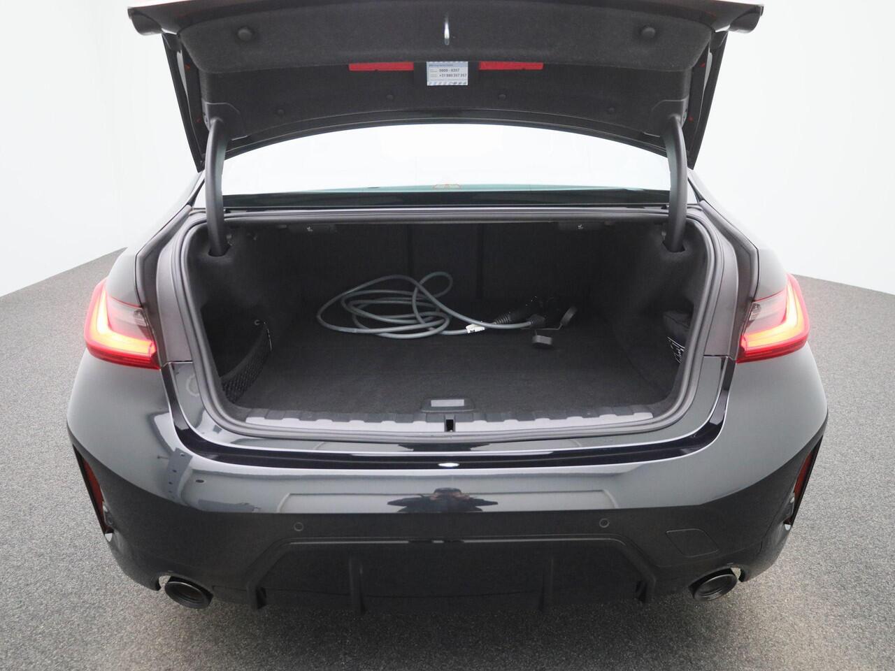 BMW 3-SERIE 320e | M-Sportpakket | LCI | Live Cockpit Plus | PDC Voor + Achter | Full-Map Navigatie | Climate Control | Cruise Control | Licht- & Regensensor | Apple Carplay & Android Auto