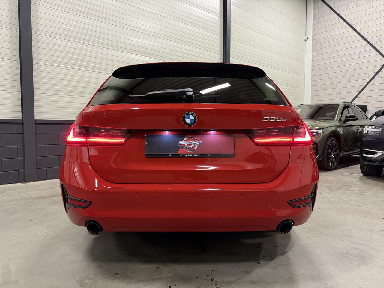 BMW 3-SERIE Touring 330e High Exe 87DKM/PANO/LASER/TREKHAAK/HEAD-UP/H&K/ACC/360CAMERA/LEER-SPORT/18"/SHADOW-LINE/SOH 91,5%/MELBOURNE-RED METALLIC/NET OH BEURT GEHAD BIJ BMW DEALER
