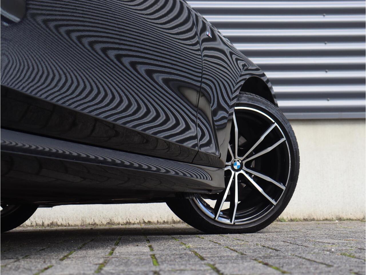 BMW 3-SERIE Sedan 318i | High Executive | M Sportpakket | Panodak | Trekhaak | Active Cruise Control | Elektr. Voorstoelen | HiFi | 19'' LMV