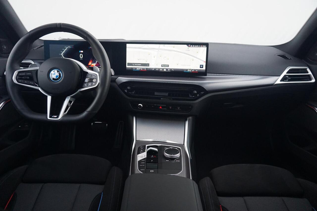 BMW 3-SERIE Touring 330e M Sport Pro | Trekhaak / Panoramadak / Head-up / Harman Kardon / Elektrische stoelen met geheugen /360*Camera's / Comfort Access / Ddodehoek detectie