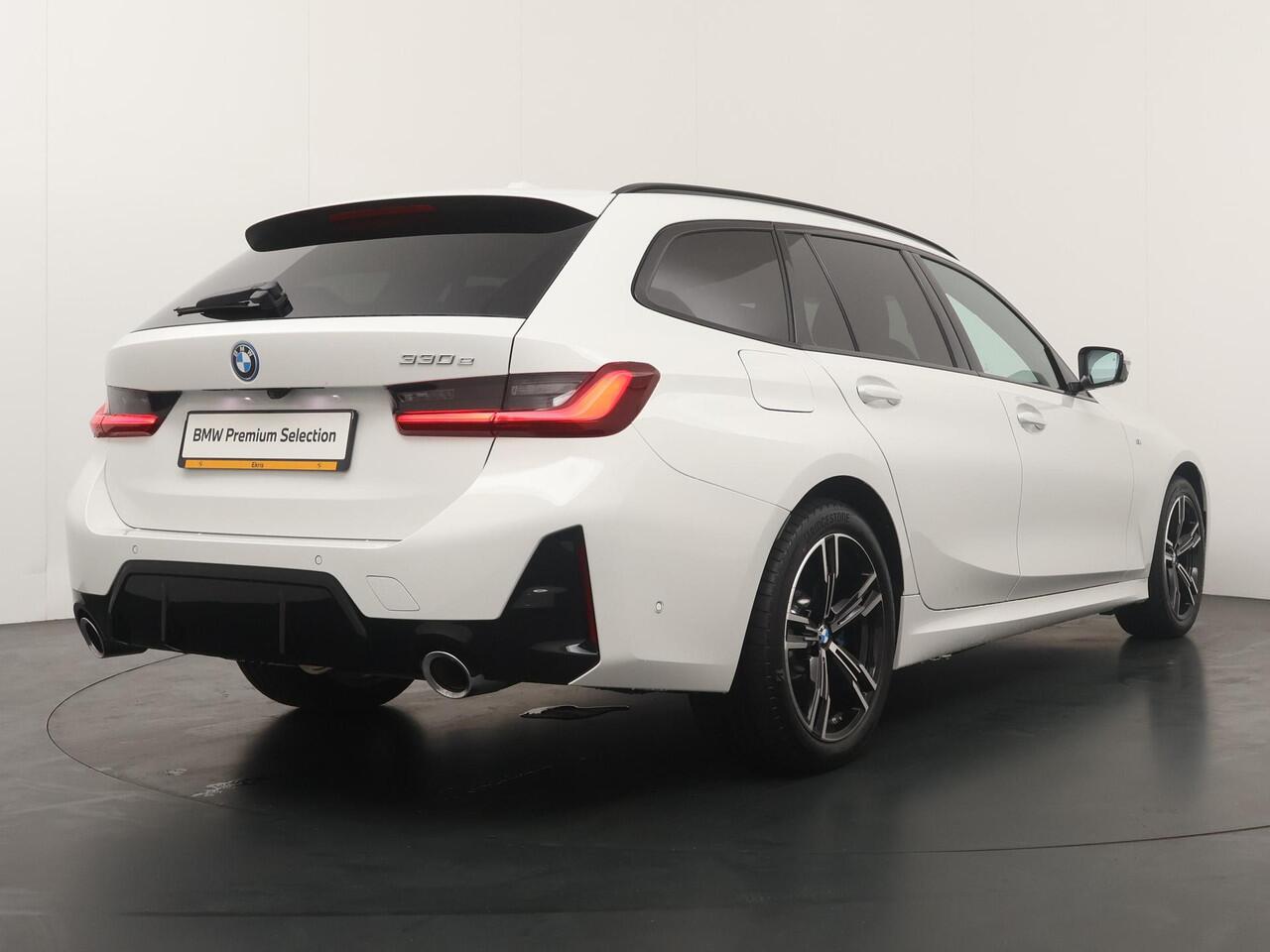 BMW 3-SERIE Touring 330e M-Sportpakket | Panoramadak | HiFi | Driving Assistant | Elektrische stoelen |