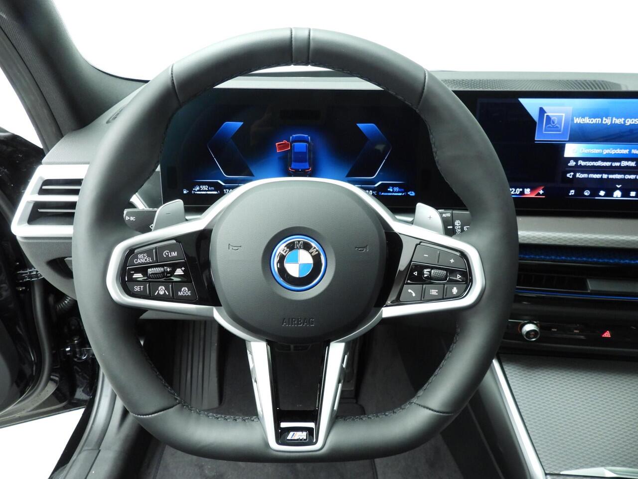 BMW 3-SERIE Touring 330e Individual Lak | M Sportpakket Pro | Innovation Pack | Comfort Pack | Panoramadak | Trekhaak