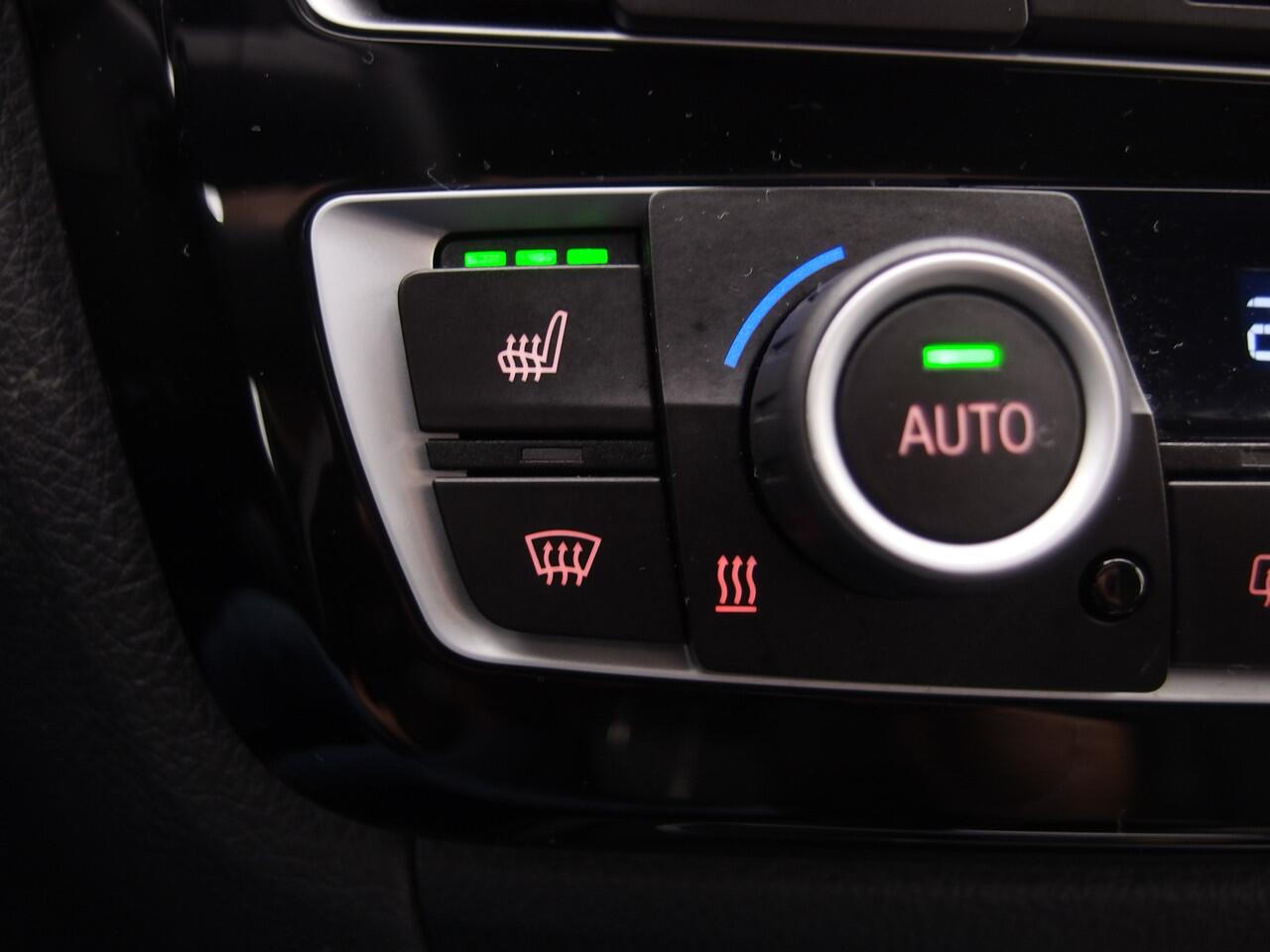 BMW 3-SERIE Touring 318i M Sport Corporate Lease AUTOMAAT / TREKHAAK / FULL LED / NAVI / CLIMA / STOELVERW / PDC / NL-AUTO