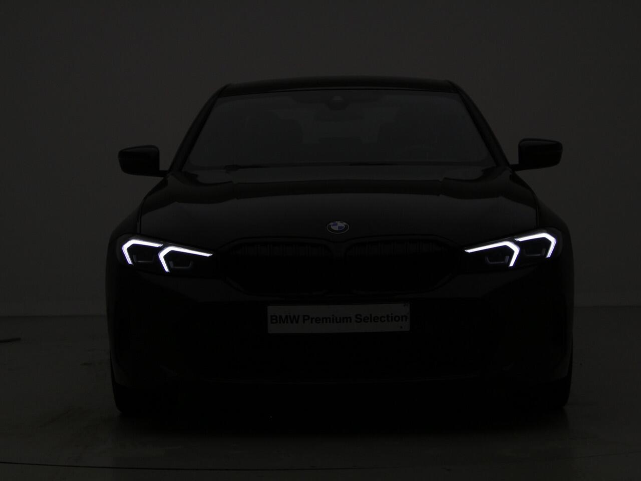 BMW 3-SERIE 320i Sedan M-Sport | 18" | Camera | Harman Kardon | Privacy Glass | Voorbereiding Driving Assistance