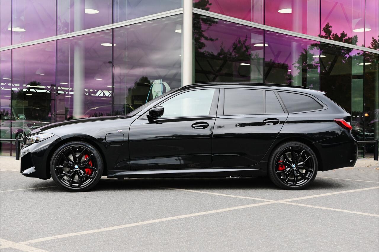 BMW 3-SERIE Touring 330e M Sport Automaat / Panoramadak / Trekhaak / Sportstoelen / Active Cruise Control / Adaptieve LED / Parking Assistant Plus / Comfort Access