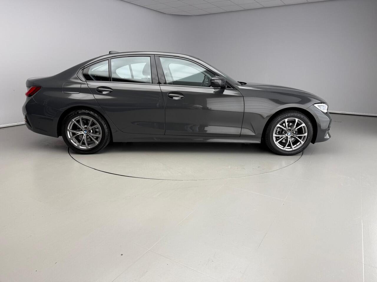 BMW 3-SERIE Sedan 318i | Laserlicht | Leder | Navigatie | Sportstoelen | Stoelverwarming | DAB | Hifi speakers | Alu 17 inch