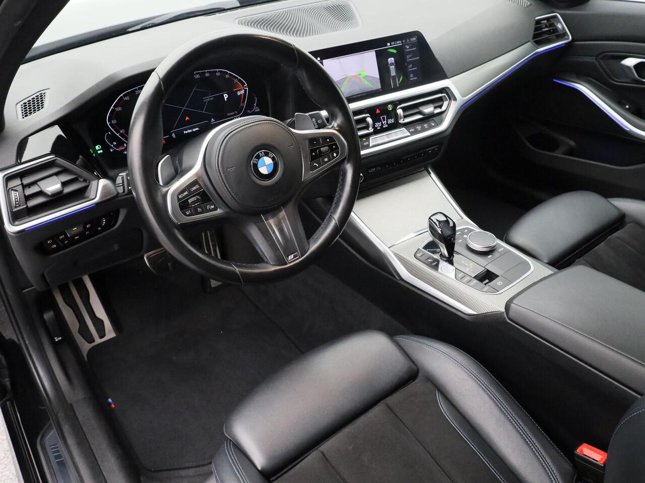 BMW 3-SERIE Touring 318i Automaat M-Sport | CAMERA | CARPLAY | STOELVERWARMING