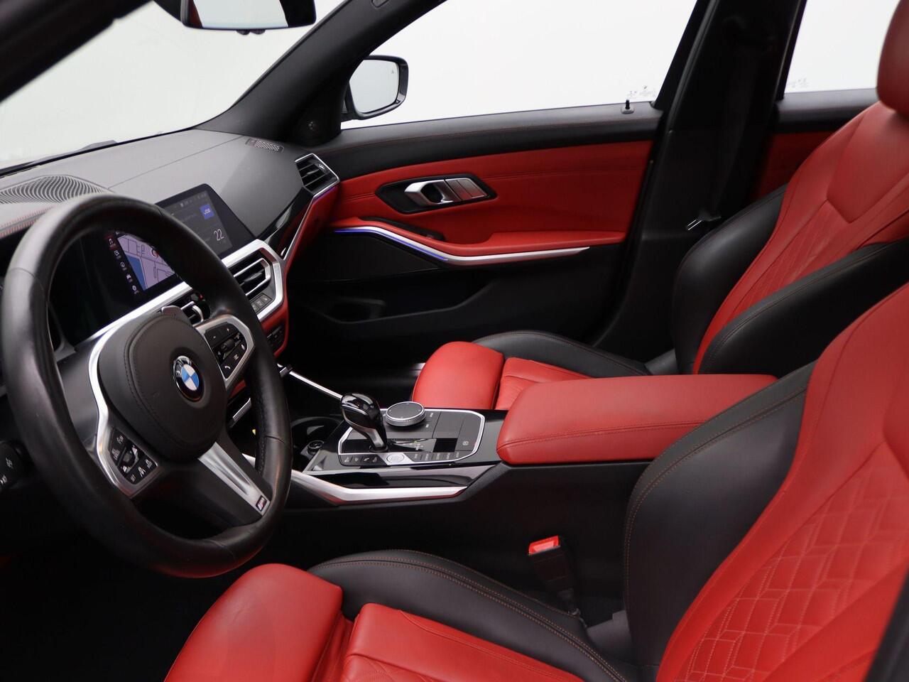 BMW 3-SERIE Sedan 330i High Executive | M Sportpakket | Audio Media Pack | Parking Pack | Safety Pack | BMW Personal CoPilot Pack | Trekhaak | Schuifdak | Elektrisch Verstelbare Voorstoelen | Driving Assistant Professional | Harman Kardon | 19''