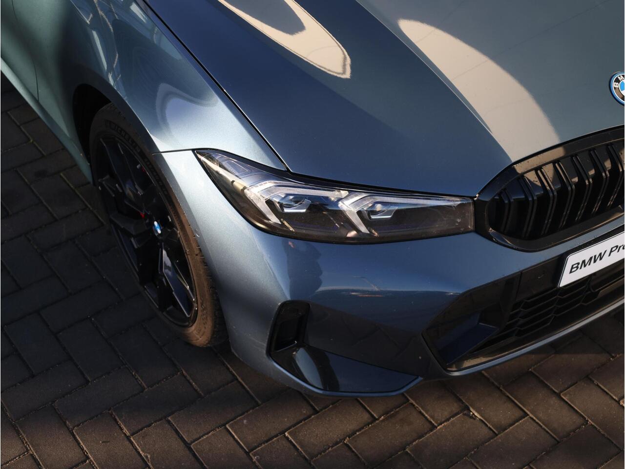 BMW 3-SERIE Touring 330e M Sportpakket Pro/ Stuurwiel Verwarming/ Comfort Access/ Elektrische Trekhaak/ Panoramadak/ Driving Assistant Professional/ Stoelverwarming/ Harman-Kardon