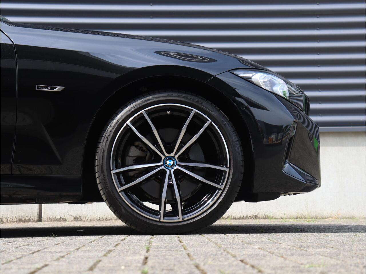 BMW 3-SERIE Touring 320e | High Executive | M Sportpakket | Panodak | Hi-Fi | Getint Glas | 19'' LMV