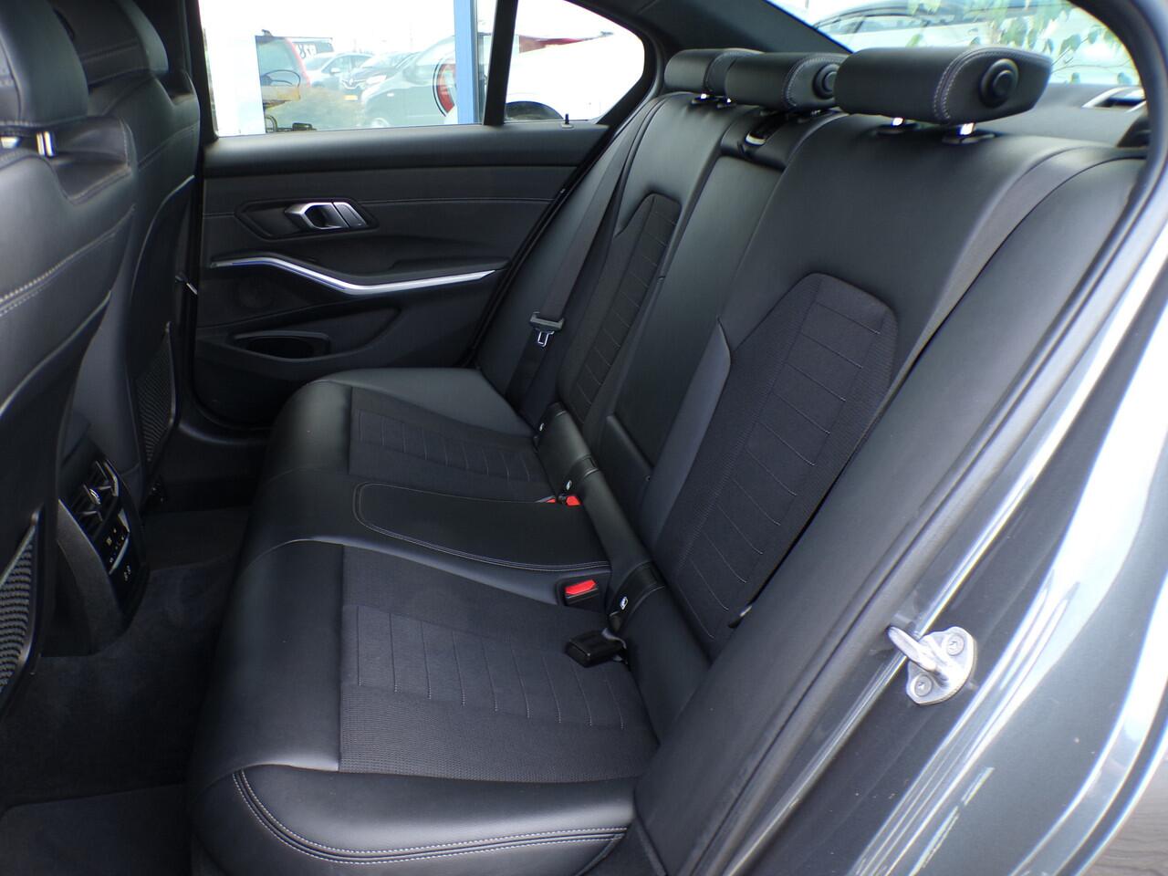 BMW 3-SERIE 320i Executive Edition, Automaat / Carplay + Android Auto / Full LED / Camera + Sensoren