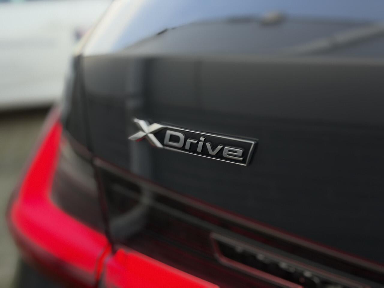 BMW 3-SERIE Touring 330e xDrive M-Sport | Head-up | Trekhaak | Dealer onderhouden