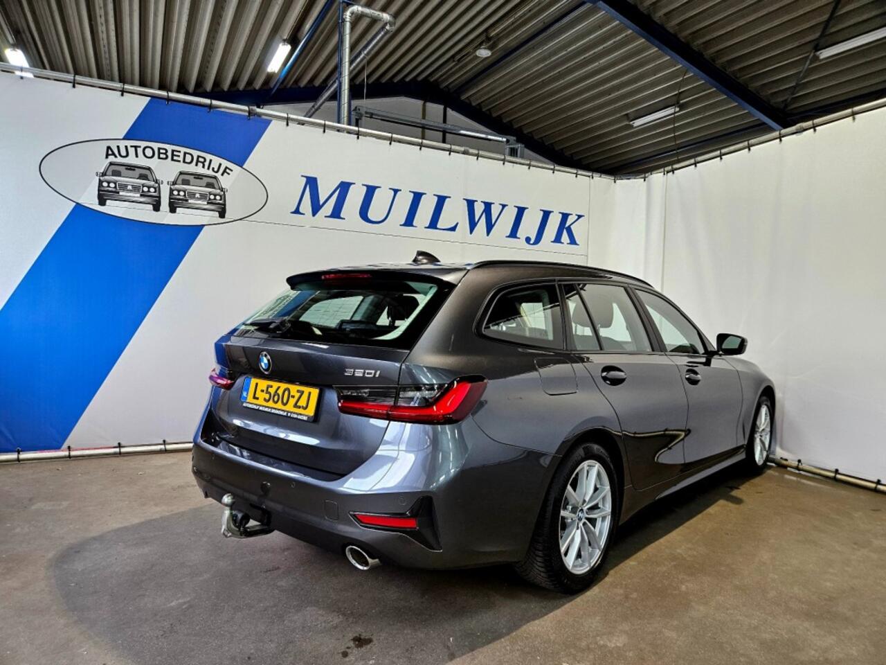 BMW 3-SERIE Touring 320i Business Edition / Trekhaak / Full LED / NL Auto