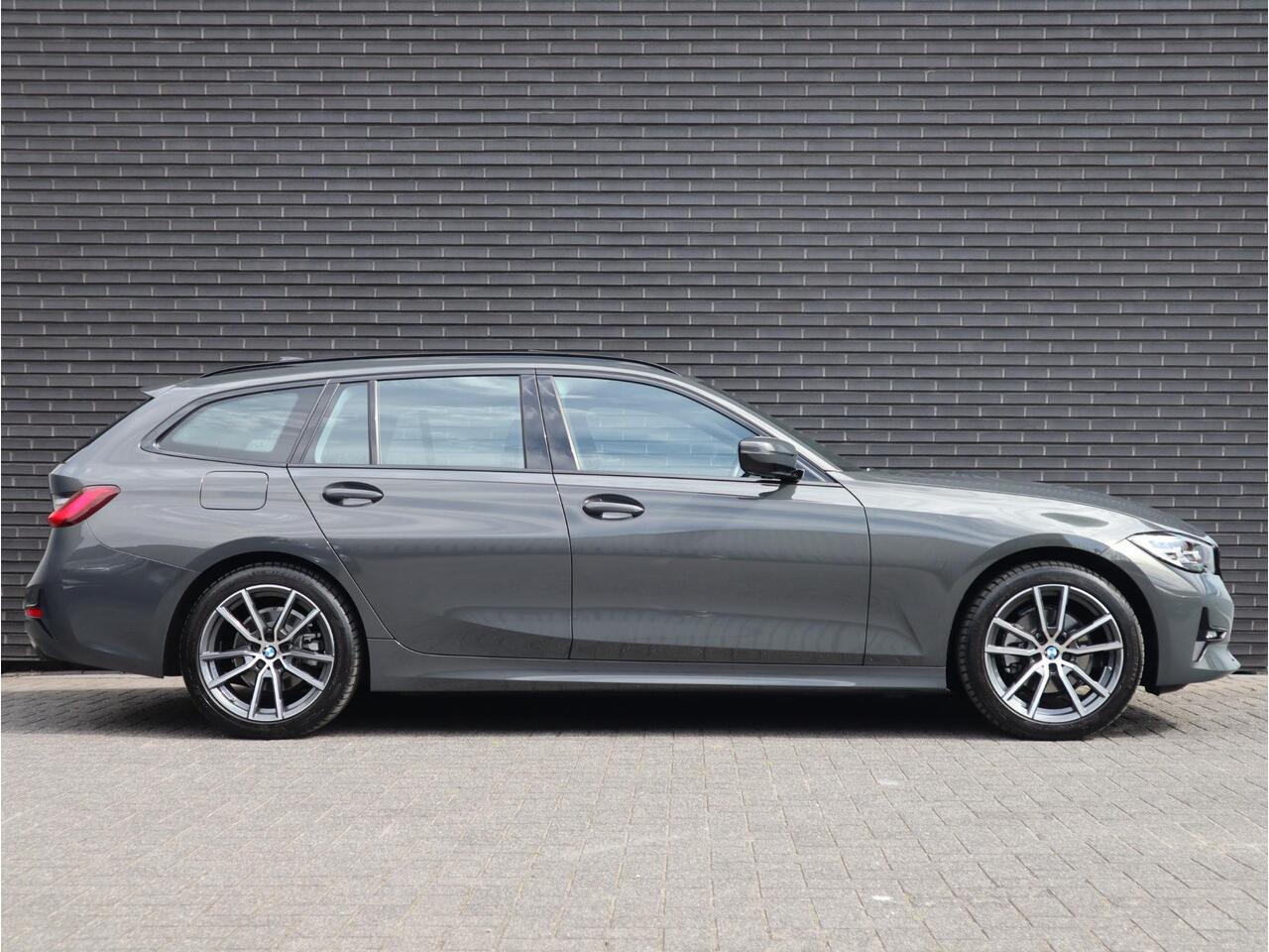 BMW 3-SERIE Touring Executive Sport Line Automaat / Live Cockpit Professional / Trekhaak / Panoramadak / Apple CarPlay / 18 Inch / Hifi / LED / Shadow Line