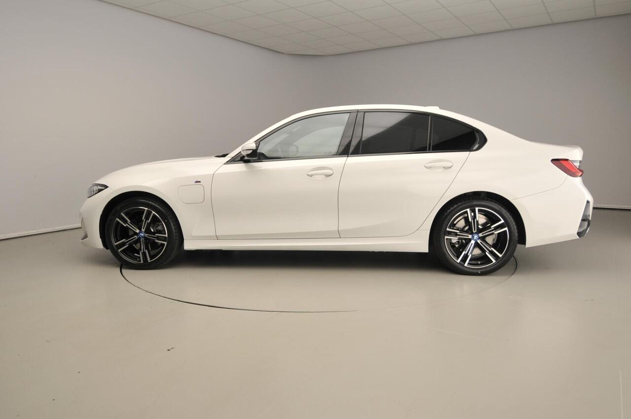 BMW 3-SERIE Sedan 320e | M-Sportpakket | LED | Navigatie | Trekhaak | Stoelverwarming | DAB | Alu 18 inch