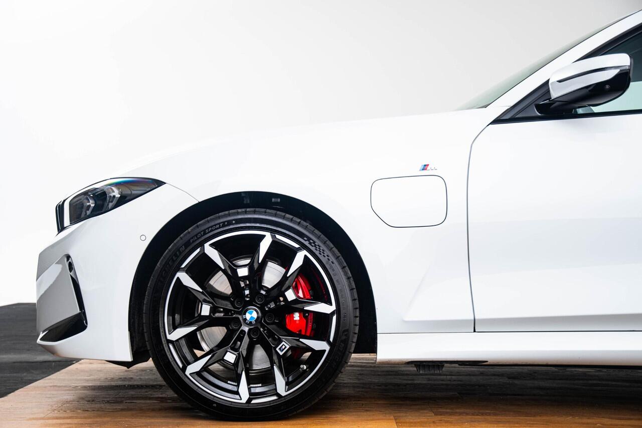 BMW 3-SERIE Touring 330e Long Range - M Sport Pro - Trekhaak - Panoramadak - Parking/Driving Assistant - Elektrisch verstelbare/verwarmde stoelen - Hifi - Comfort Access