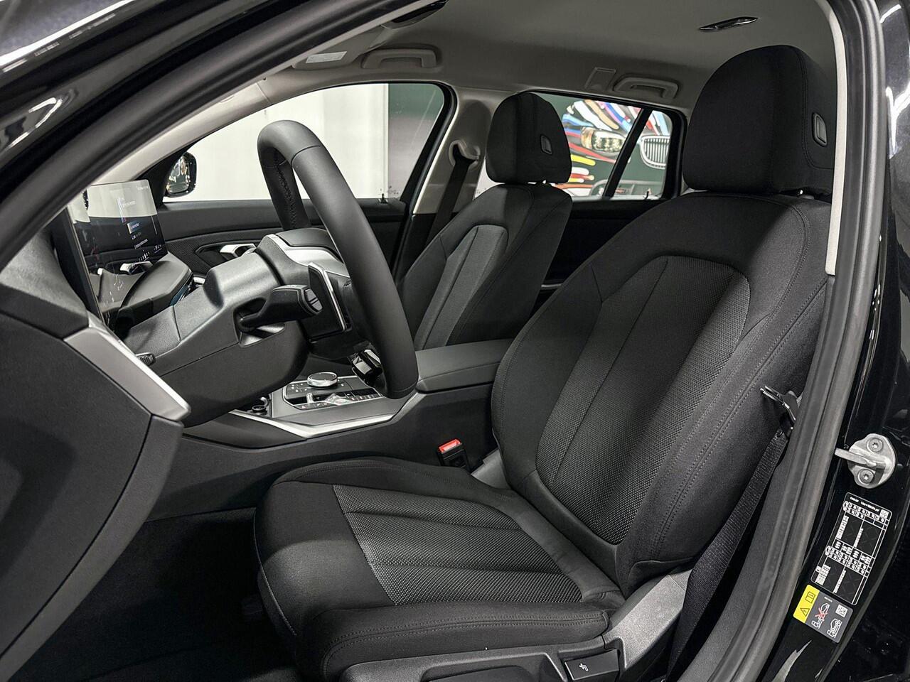 BMW 3-SERIE Touring 330e | Curved Display | Parking Assistant | Stoel Verwarming