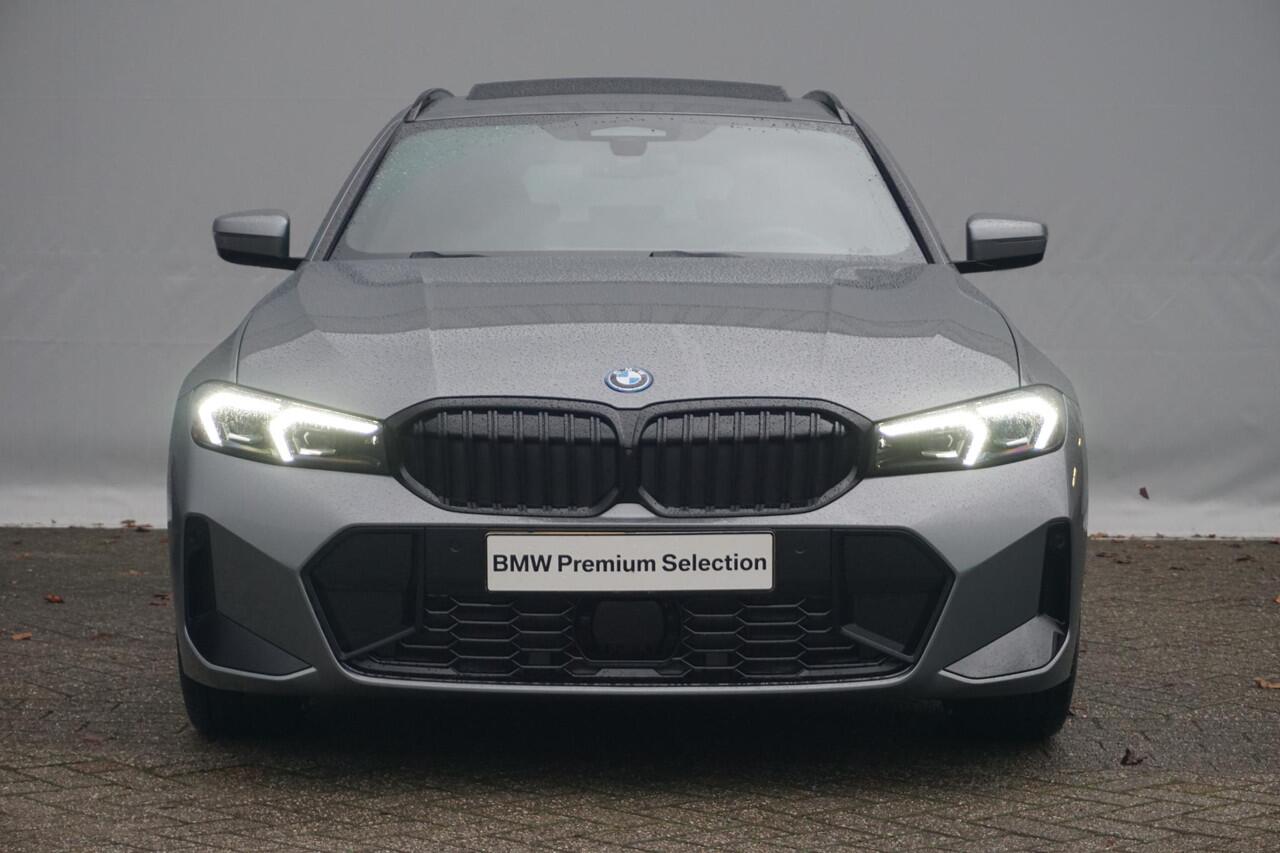 BMW 3-SERIE Touring 330e M Sportpakket Pro 19'' / Panoramadak / Harman Kardon / Driving Assistant Professional / Elektrisch verstelbare stoelen / Trekhaak