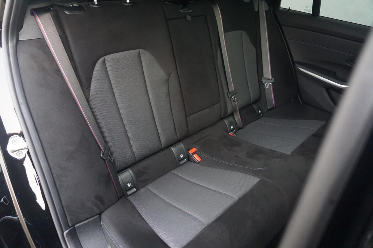 BMW 3-SERIE Touring 330e M Sport Pro | Trekhaak / Panoramadak / Head-up / Harman Kardon / Elektrische stoelen met geheugen /360*Camera's / Comfort Access / Ddodehoek detectie