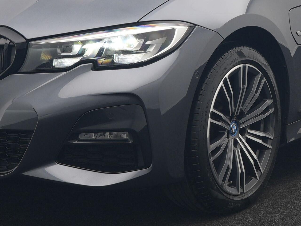 BMW 3-SERIE Touring 320e M Sport Plug In Hybrid 204pk Dealer O.H. PHEV | Trekhaak Af Fabriek | Panodak | Adaptive Cruise | Alcantara Sportstoelen | 18"L.M | Apple Carplay | Keyless | Navigatie | Sfeerverlichting | Virtual | DAB |